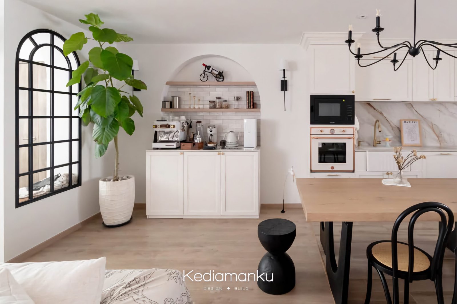 Dapur klasik putih Kediamanku dengan meja makan kayu dan jendela lengkung
