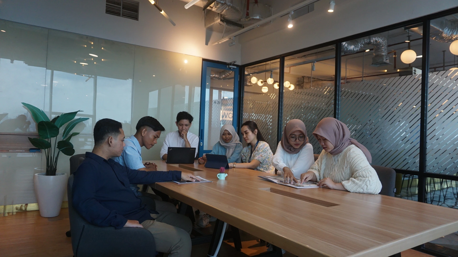 Seluruh tim Kediamanku berkolaborasi di studio